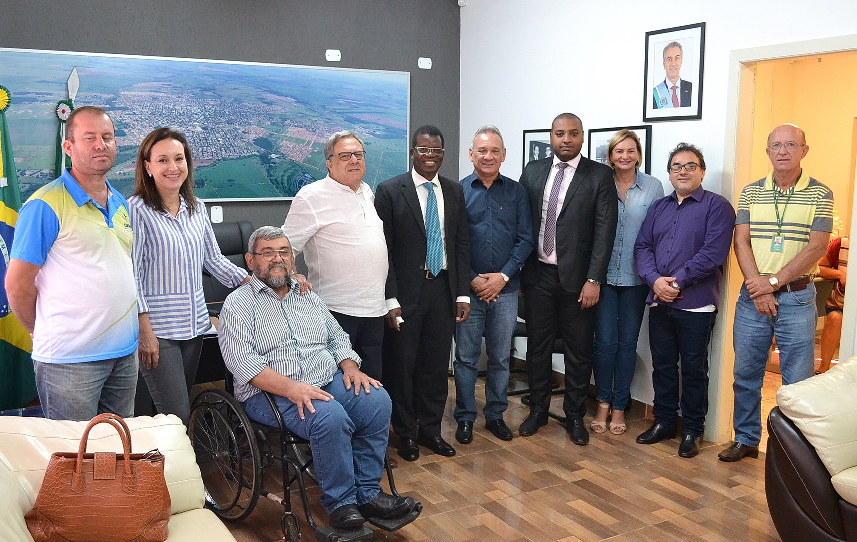 Cônsul da Costa do Marfim visita Prefeitura de Naviraí para tratar de futura exportação de frango caipira da Juncal Cônsul da Costa do Marfim visita Prefeitura de Naviraí para tratar de futura exportação de frango caipira da Juncal