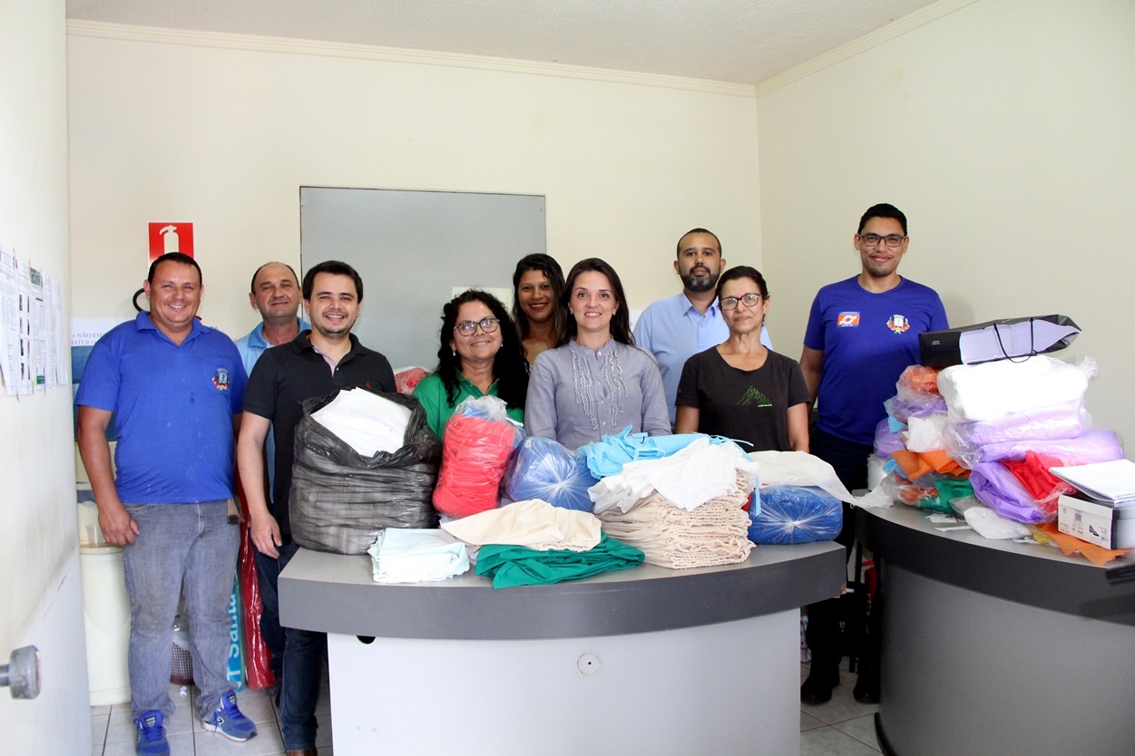 Projeto mãos que tecem confeccionam máscaras, jalecos e gorros