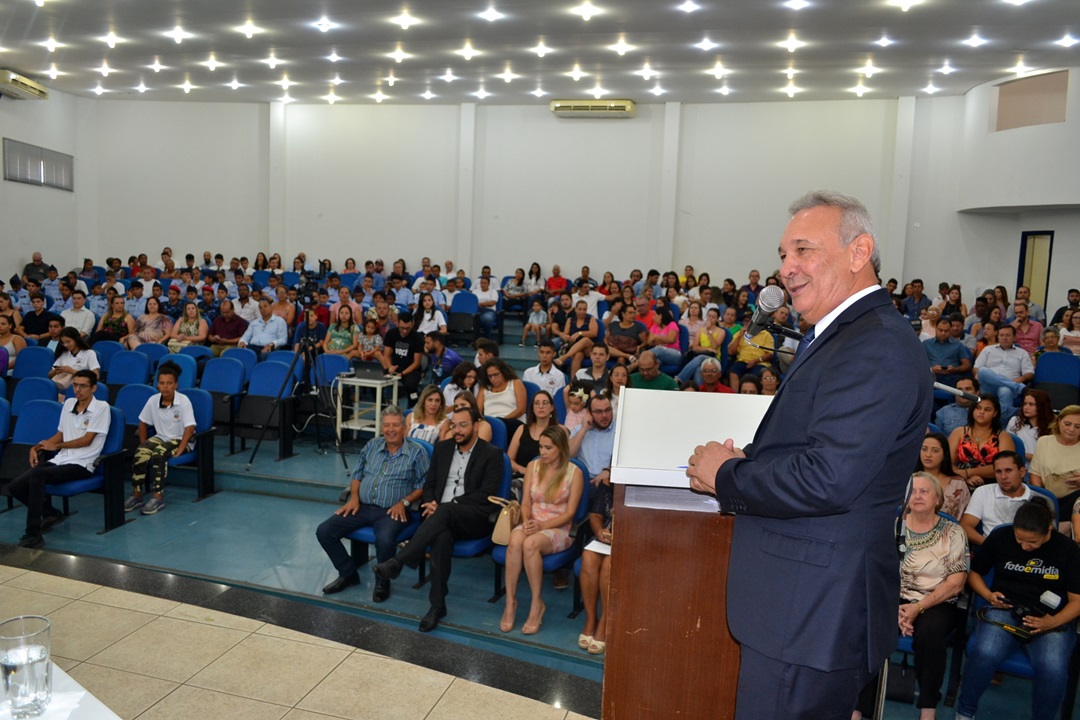 Prefeito Izauri participa da sessão de posse dos vereadores mirins