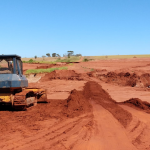 Imagem: Prefeitura de Naviraí recupera estradas rurais e facilita o escoamento da produção agrícola e transporte escolar, 2020 - Assessoria de Imprensa