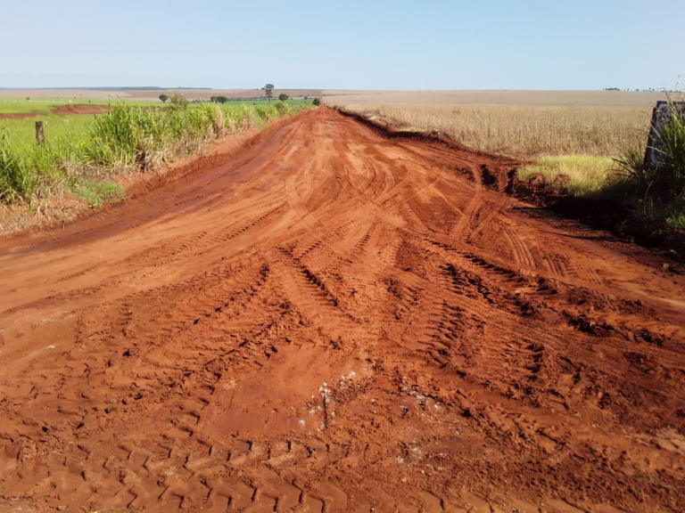 Prefeitura de Naviraí recupera estradas rurais e facilita o escoamento da produção agrícola e transporte escolar