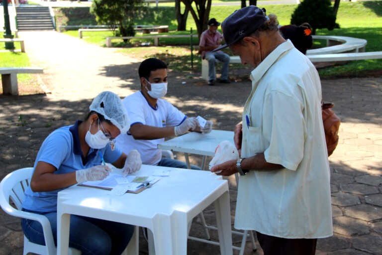 Prefeitura de Naviraí instalou 2 pontos de vacinação na Praça para idosos acima de 80 anos