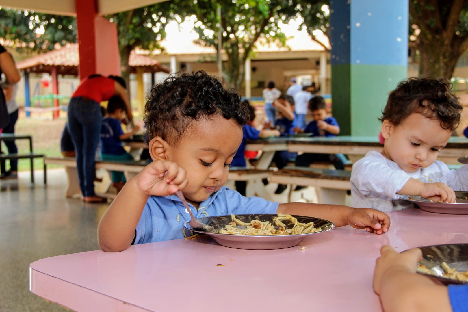 Prefeitura de Naviraí entrega kit alimentação aos alunos da Reme
