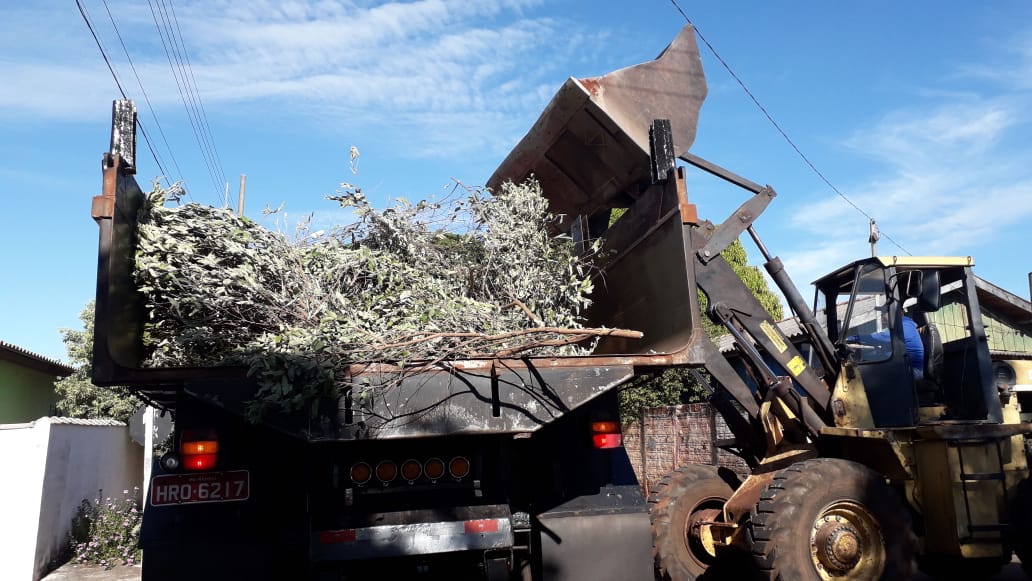 Mutirão de limpeza da Prefeitura de Naviraí chega a outros bairros