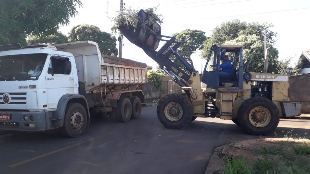 Imagem: Mutirão de limpeza da Prefeitura de Naviraí chega a outros bairros, 2020 - Assessoria de Imprensa