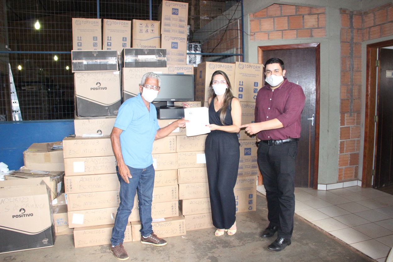 Prefeitura de Naviraí recebe 20 computadores e 350 jogos de mesas e cadeiras para a educação