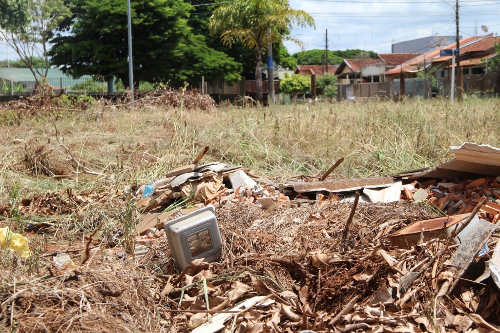 Imagem: Proprietários de terrenos baldios tem 15 dias para efetuarem a limpeza de seus terrenos sob pena de multa, 2020 - Assessoria de Imprensa