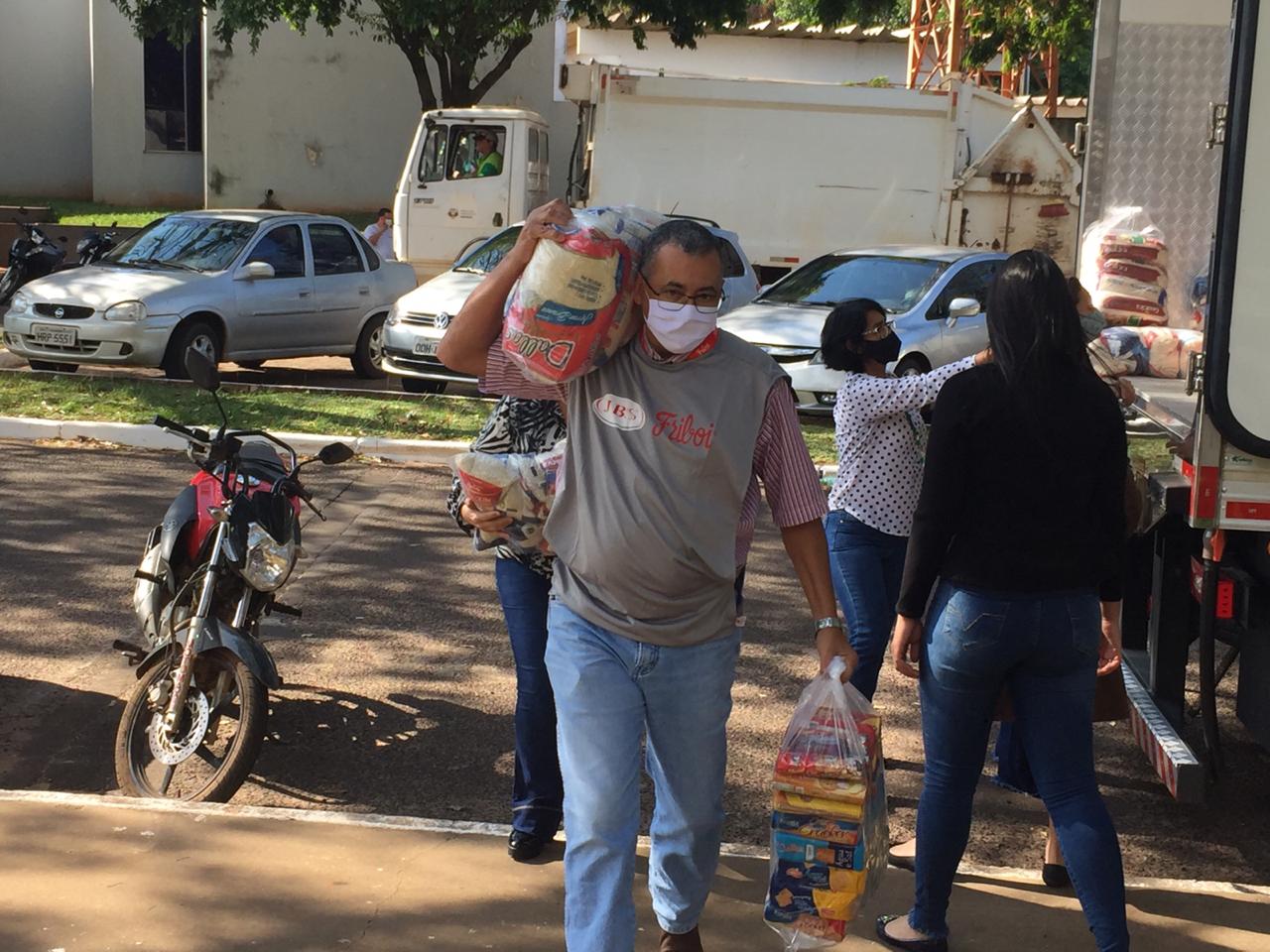 Funcionários da JBS fazem doação à Assistência Social de Naviraí