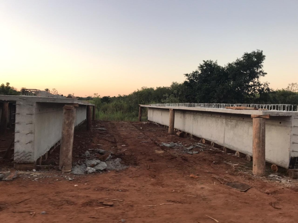 Imagem: Prefeito Izauri visita obras das pontes no córrego Cumandaí, 2020 - Assessoria de Imprensa