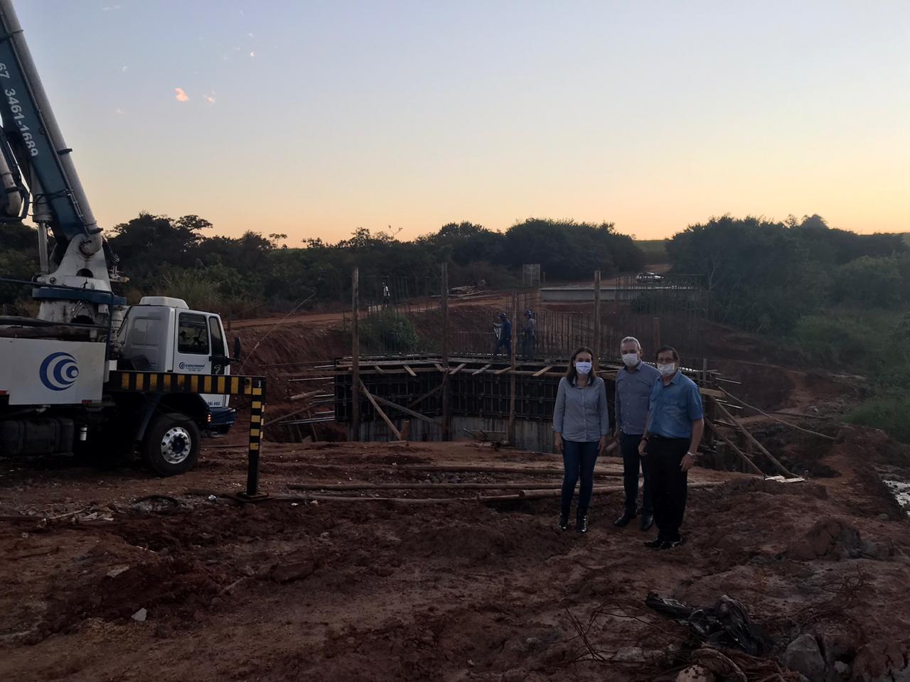 Prefeito Izauri visita obras das pontes no córrego Cumandaí