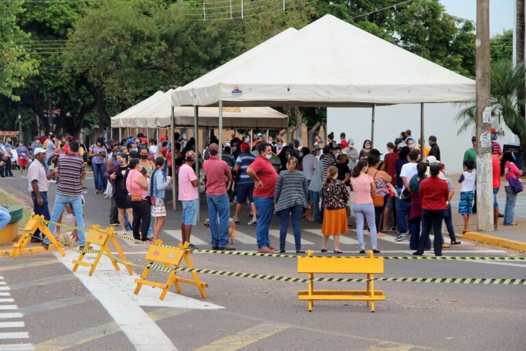 NAVIRAÍ: Prefeitura instala tendas ao lado da Caixa Econômica