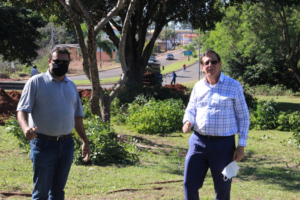 Imagem: Área verde entre as Avenidas Amambai e Bataiporã está sendo revitalizada, 2020 - Assessoria de Imprensa