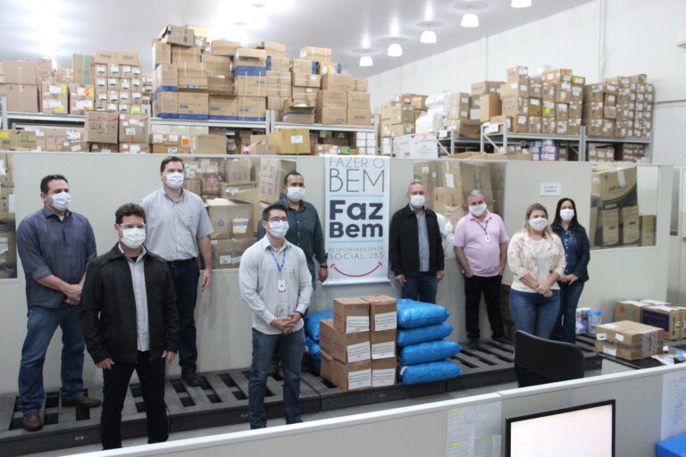 Frigorífico JBS faz doação de máscaras para servidores da saúde de Naviraí