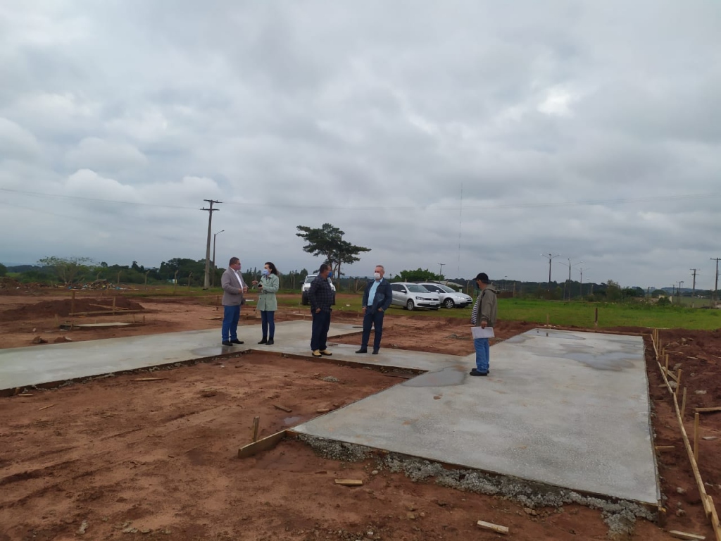 Imagem: Prefeito Izauri recebe do Diretor Técnico e visita onde será instalada a usina de asfalto em Naviraí, 2020 - Assessoria de Imprensa
