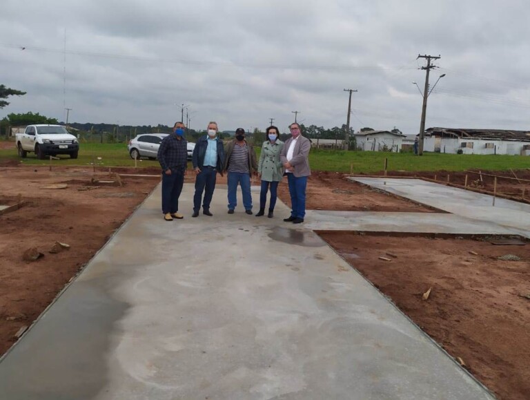 Prefeito Izauri recebe do Diretor Técnico e visita onde será instalada a usina de asfalto em Naviraí