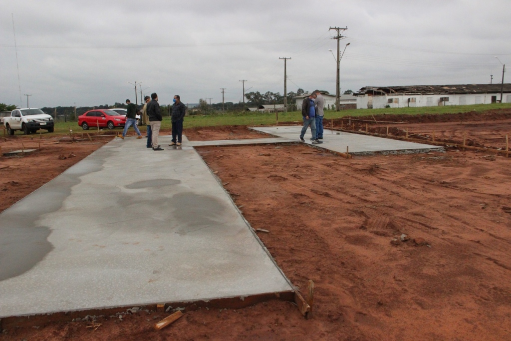 Imagem: Prefeito Izauri recebe do Diretor Técnico e visita onde será instalada a usina de asfalto em Naviraí, 2020 - Assessoria de Imprensa