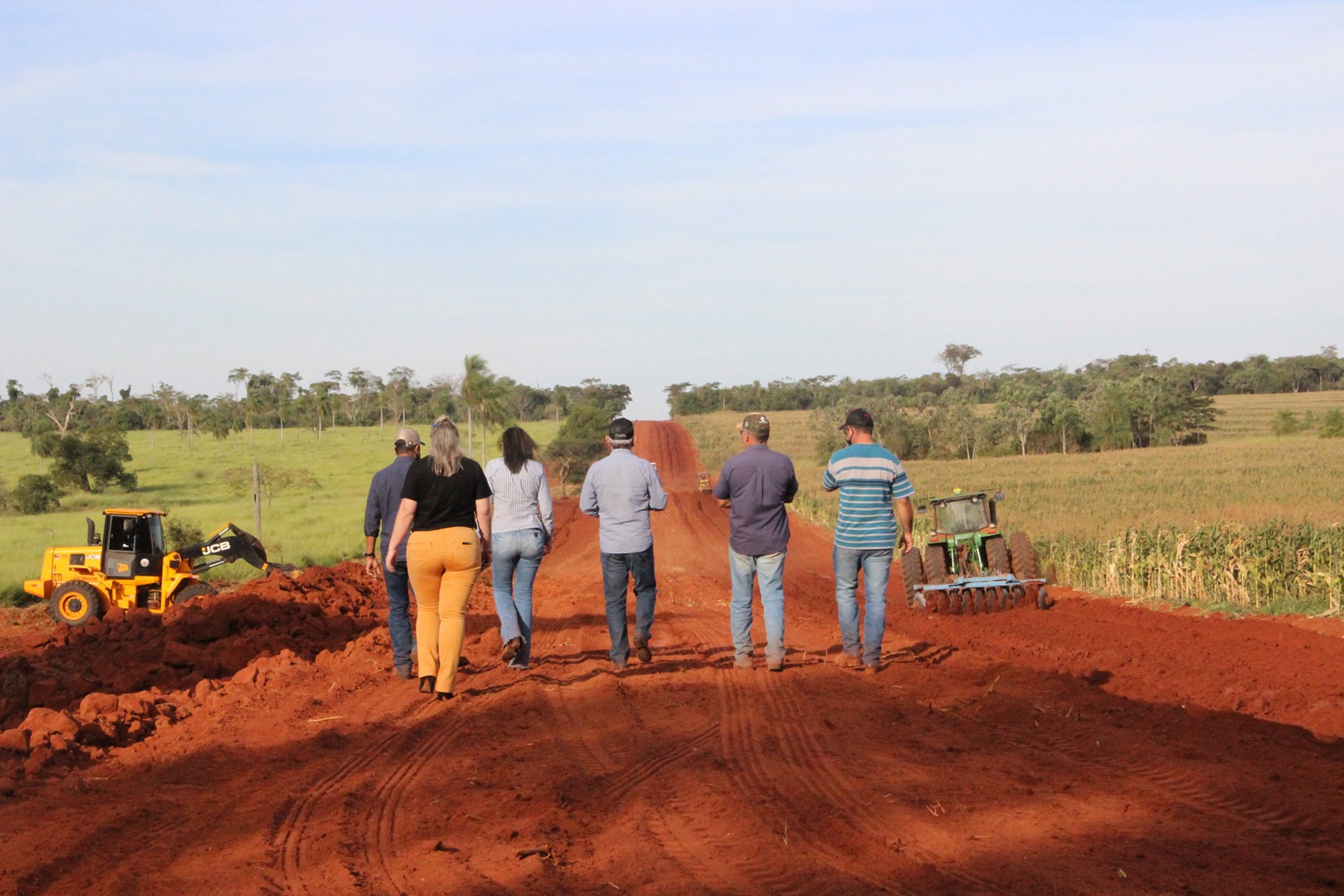 Prefeito vistoria obras de levantamento da estrada que demanda à Fazenda Pindó