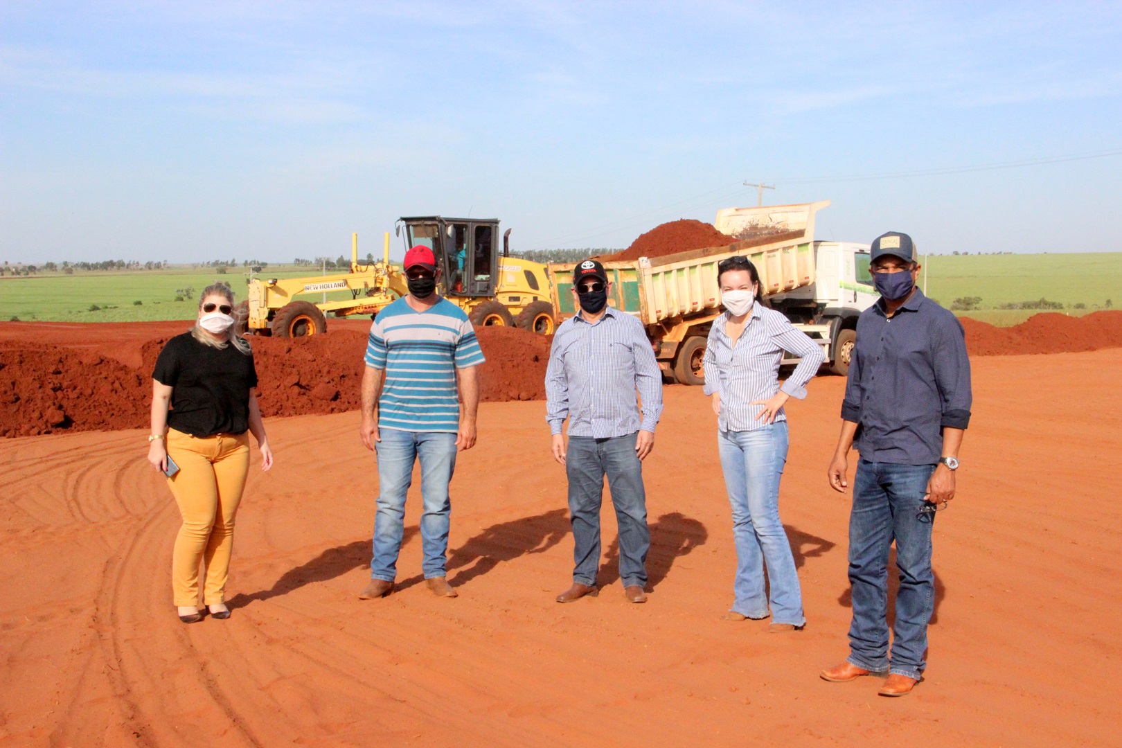 Futuras instalações de aviário recebe terraplanagem feita pela Prefeitura de Naviraí