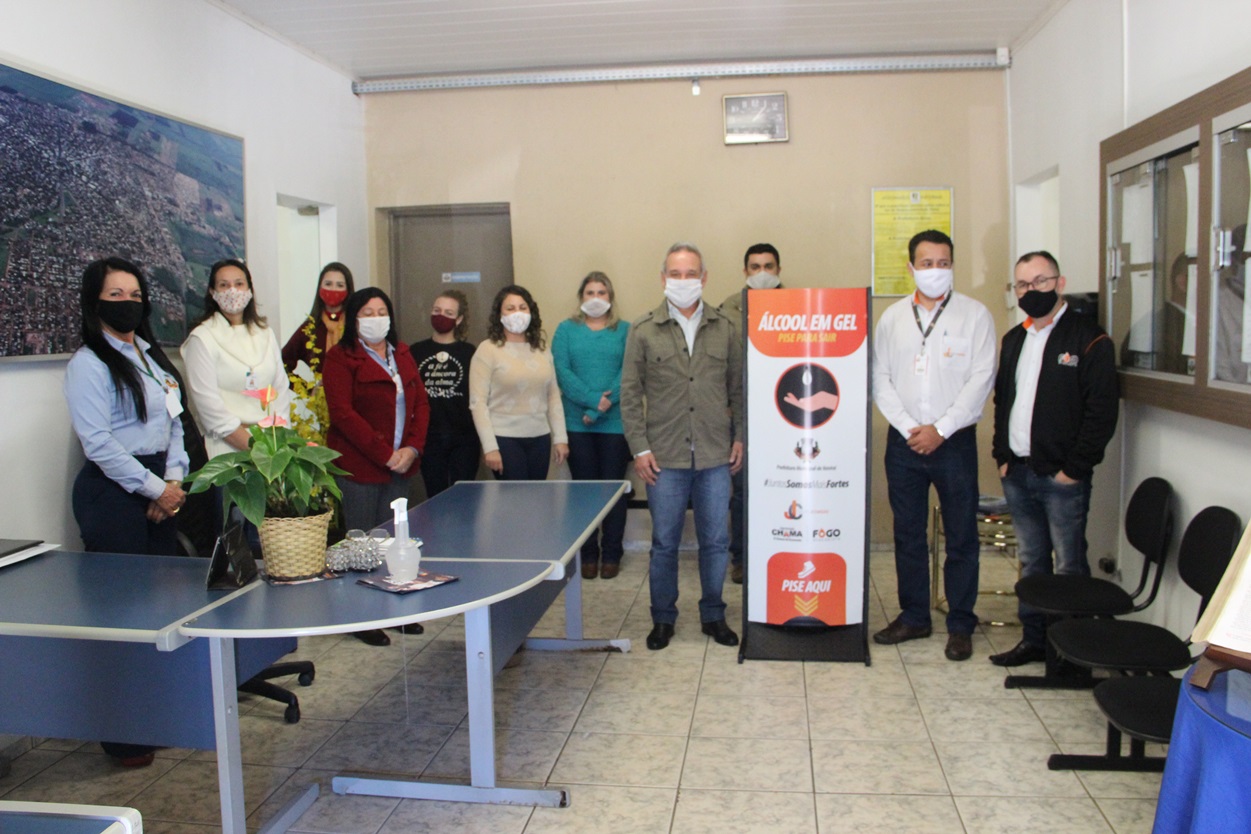 Prefeitura de Naviraí recebe doação um dispencer de álcool em gel do Grupo JChagas