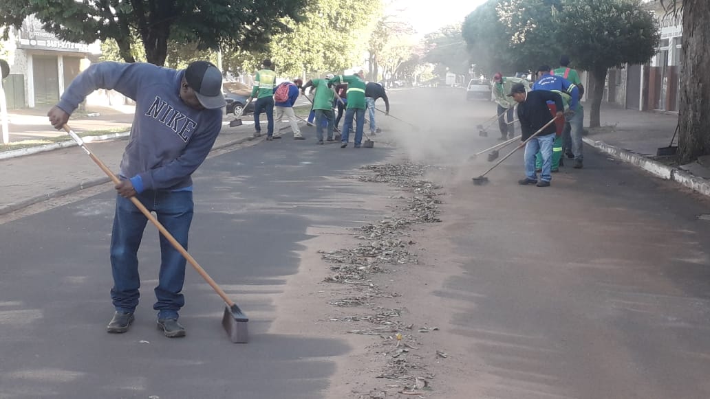 Gerência de Serviços Urbanos trabalha na limpeza de ruas e troca de lâmpadas