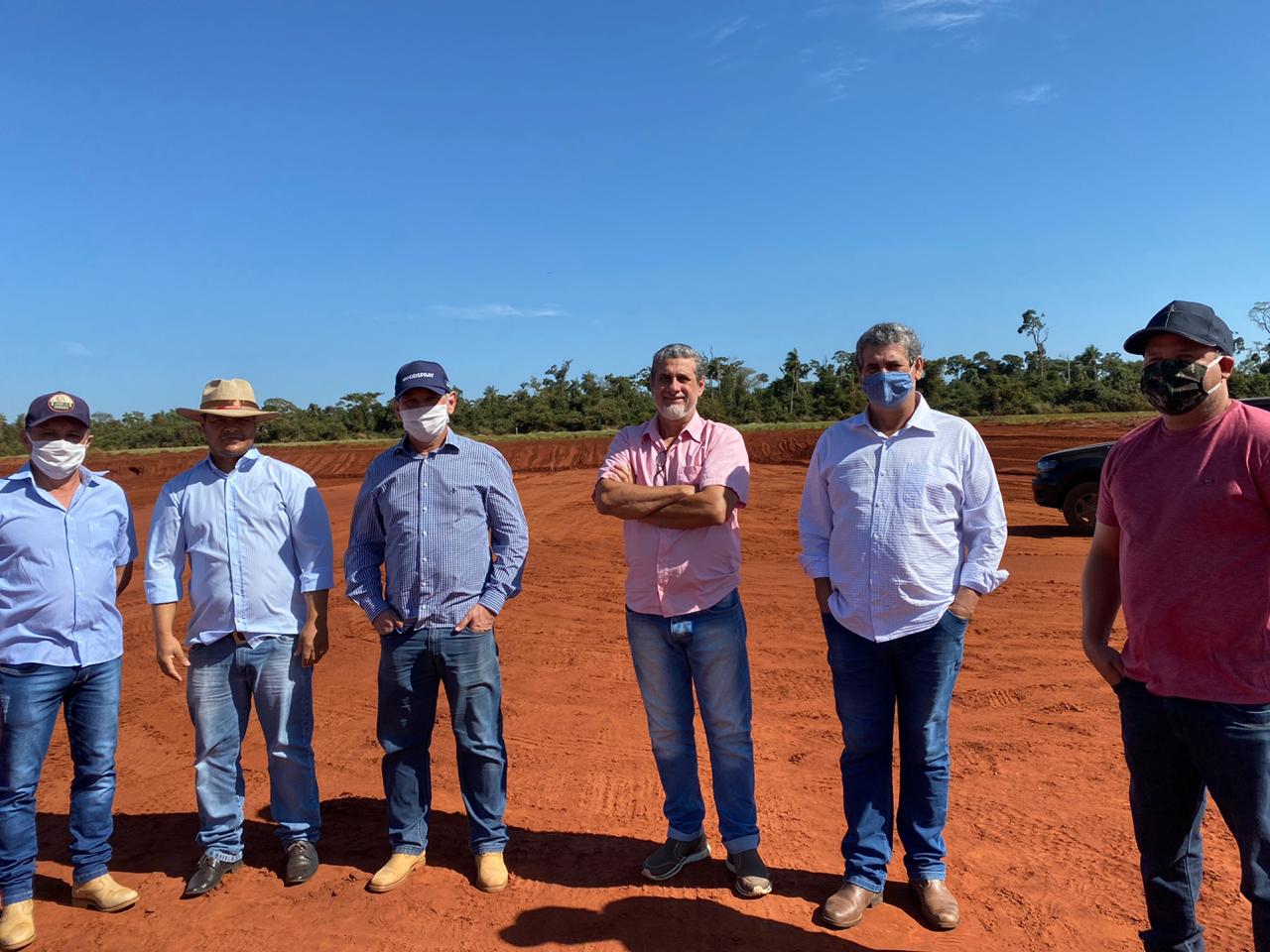 Prefeito Izauri e vereador Josias visitam futuras instalações de aviário no município