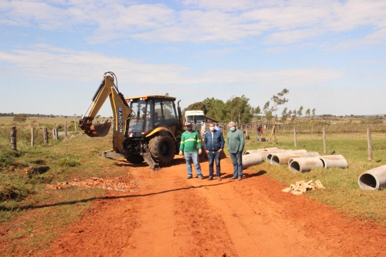 Prefeitura de Naviraí realiza reparos na estrada NV 12 na Região da Fazenda Alto da Mata
