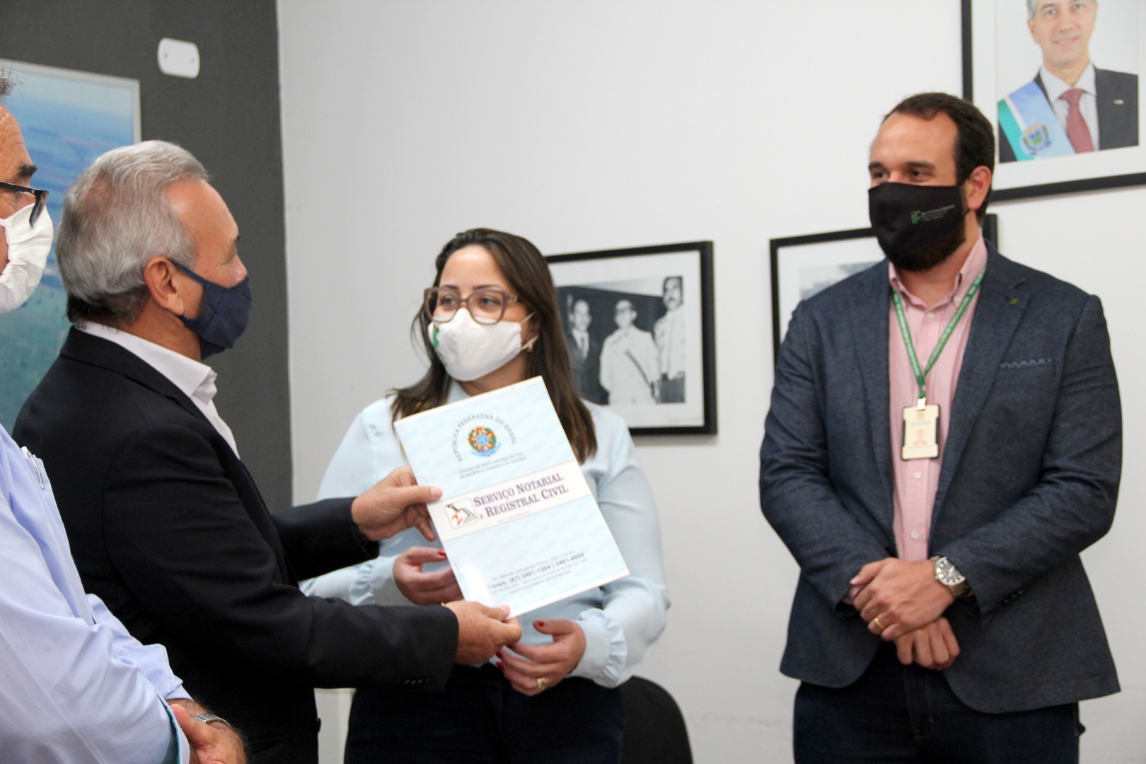 Prefeito Dr. Izauri Macedo entrega escritura de 43 hectares de terra ao IFMS