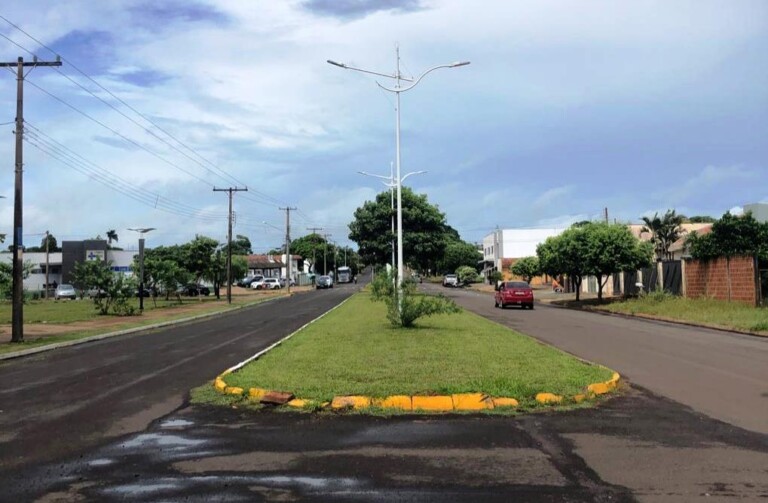 Prefeitura de Naviraí executa limpeza geral dos canteiros de avenidas