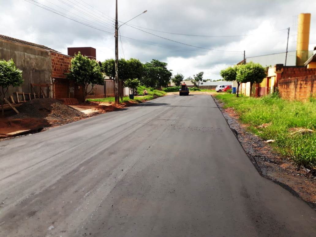 Imagem: Governo de Naviraí executa pavimentação asfáltica de ruas do bairro Jardim Oásis, 2021 - Assessoria de Imprensa