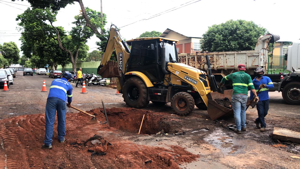 Prefeitura conserta vazamento pluvial e elimina buraco que existia na Rua México