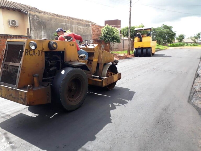 Governo de Naviraí executa pavimentação asfáltica de ruas do bairro Jardim Oásis
