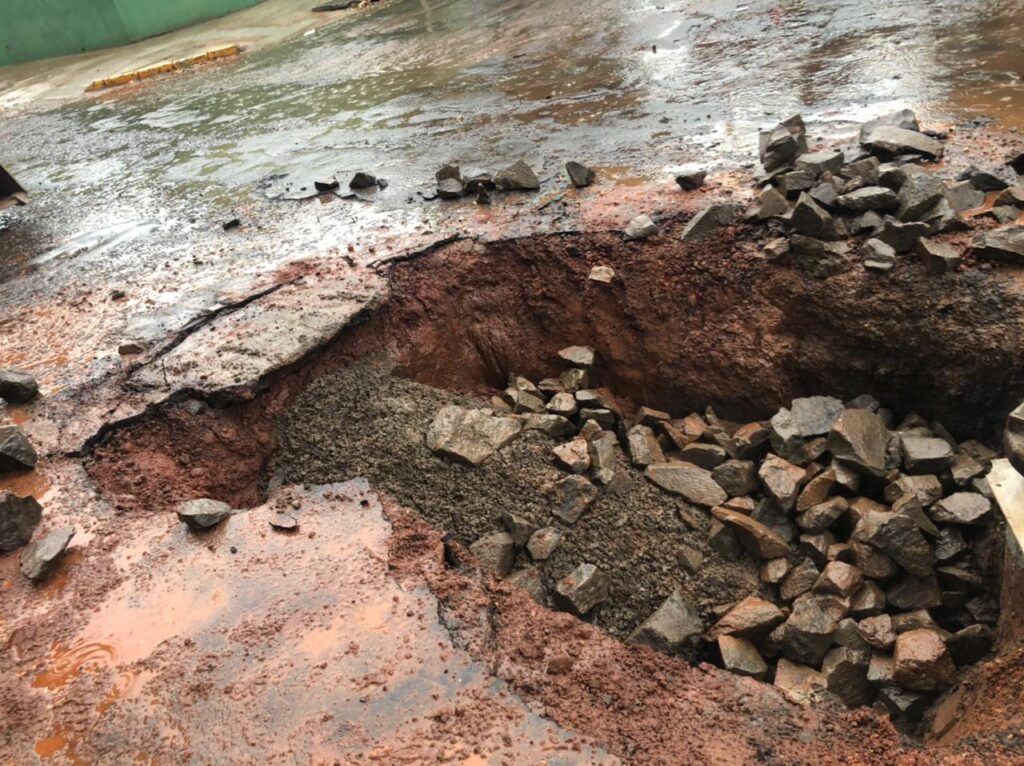 Imagem: Prefeitura conserta vazamento pluvial e elimina buraco que existia na Rua México, 2021 - Assessoria de Imprensa