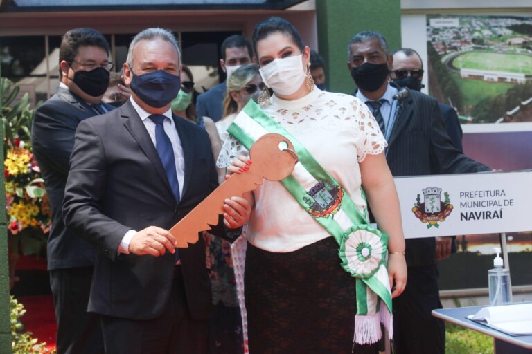 Prefeita de Naviraí recebe a chave simbólica da Prefeitura e a Faixa Governamental