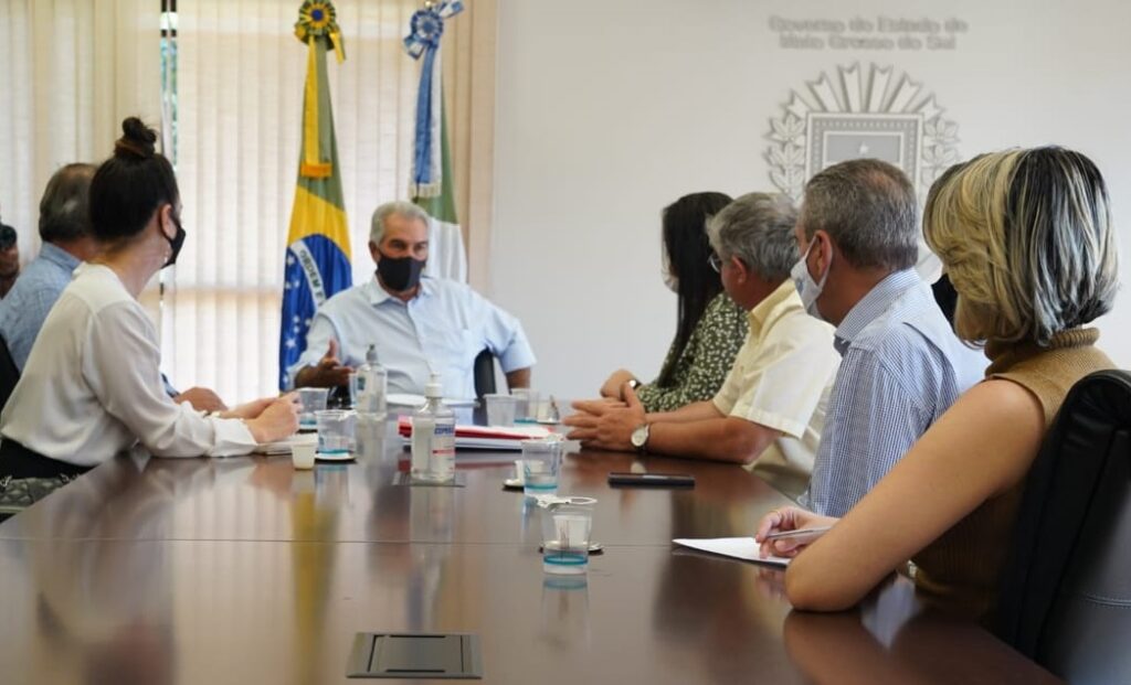 Imagem: Governador Reinaldo Azambuja recebe reivindicações da prefeita Rhaiza Matos, 2021 - Assessoria de Imprensa