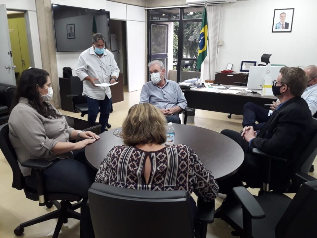 Imagem: Prefeita Rhaiza discute com secretário Geraldo Resende a ativação da Clínica de Hemodiálise, 2021 - Assessoria de Imprensa