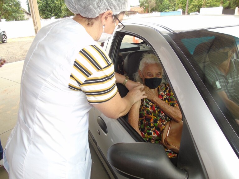 Prefeitura de Naviraí vacina idosos de 90 anos e acima contra a COVID-19