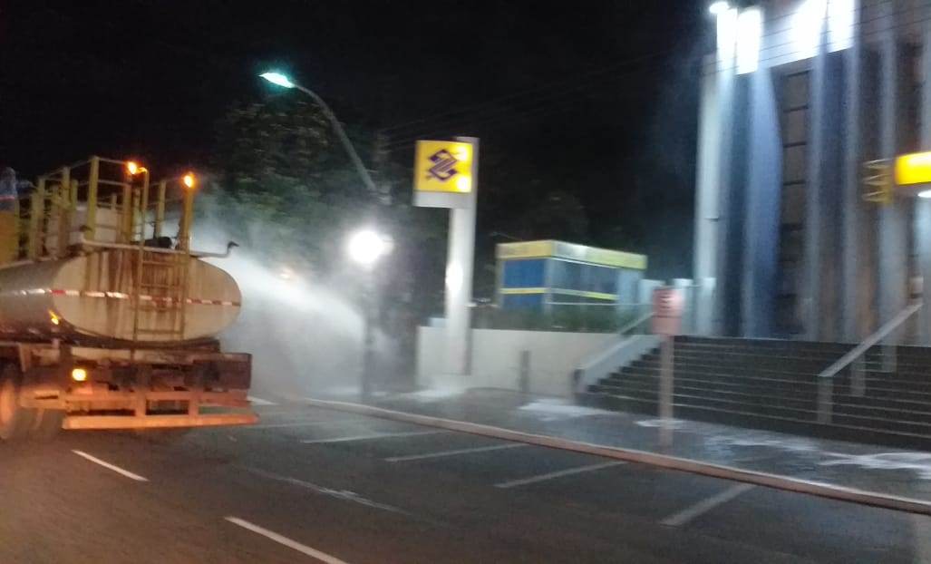 Gerência de Saúde higieniza calçadas no combate à Covid-19 em Naviraí