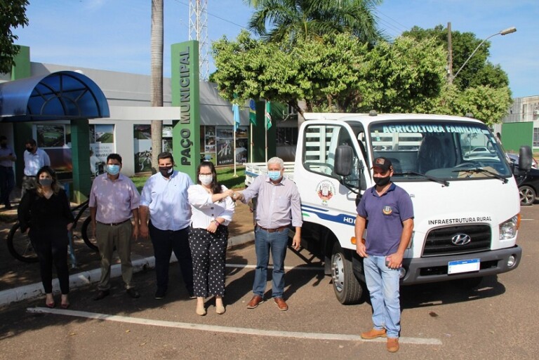 Governo de Naviraí entrega caminhão para atender demandas da agricultura familiar