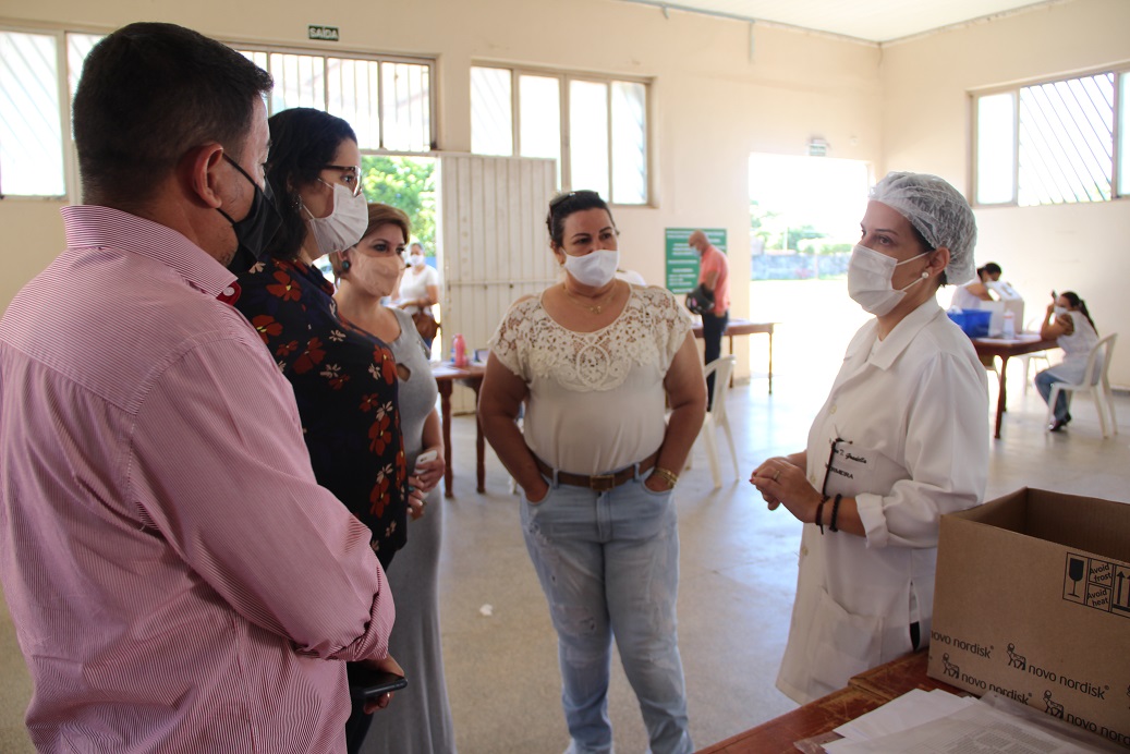Imagem: Prefeita Rhaiza Matos acompanha a vacinação de idosos contra a Covid, 2021 - Assessoria de Imprensa