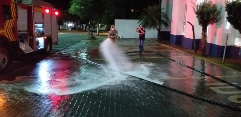 Prefeitura de Naviraí e Bombeiros higienizam locais de grande fluxo de pessoas