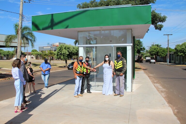 Governo de Naviraí entrega abrigos cobertos para mototaxistas