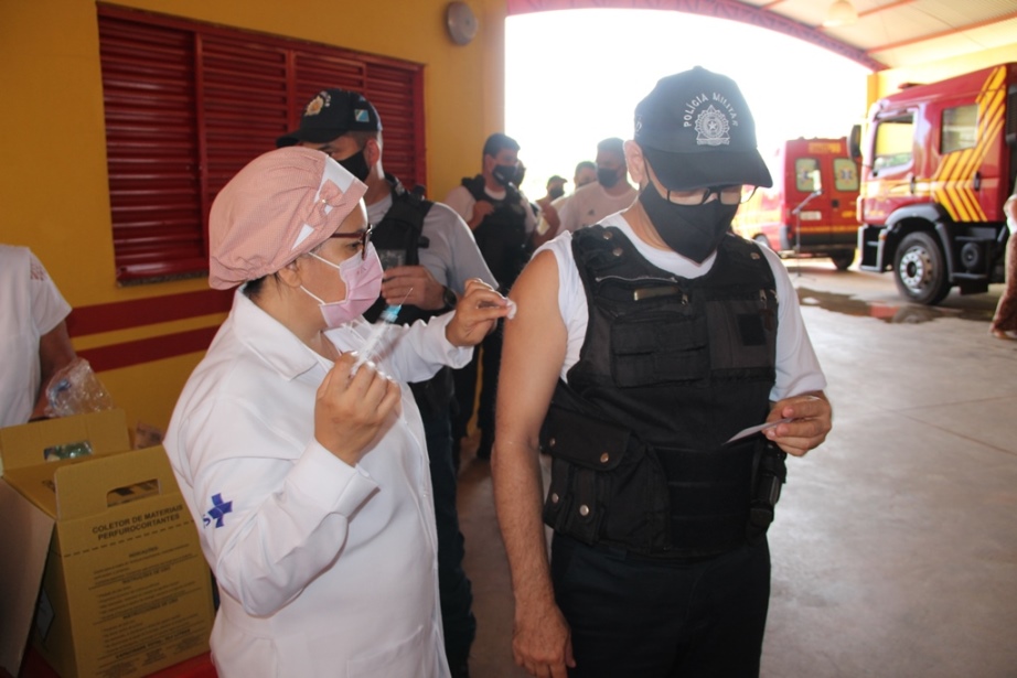 Imagem: Naviraí vacina policiais civis, militares e bombeiros contra a Covid-19, 2021 - Assessoria de Imprensa