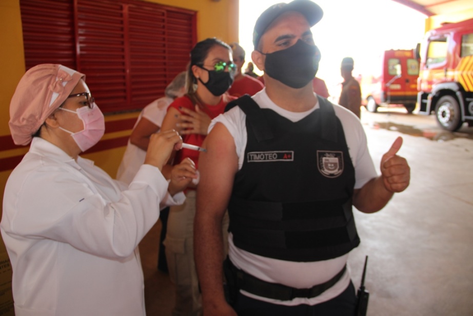 Imagem: Naviraí vacina policiais civis, militares e bombeiros contra a Covid-19, 2021 - Assessoria de Imprensa