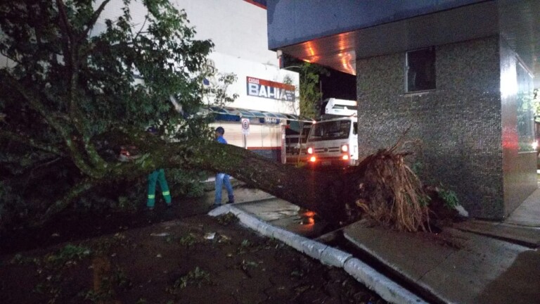 Prefeitura de Naviraí socorre vítimas da chuva de granizo de sábado à noite
