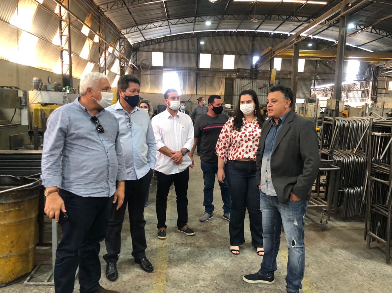 Prefeita e vereadores visitam indústria que poderá se instalar em Naviraí