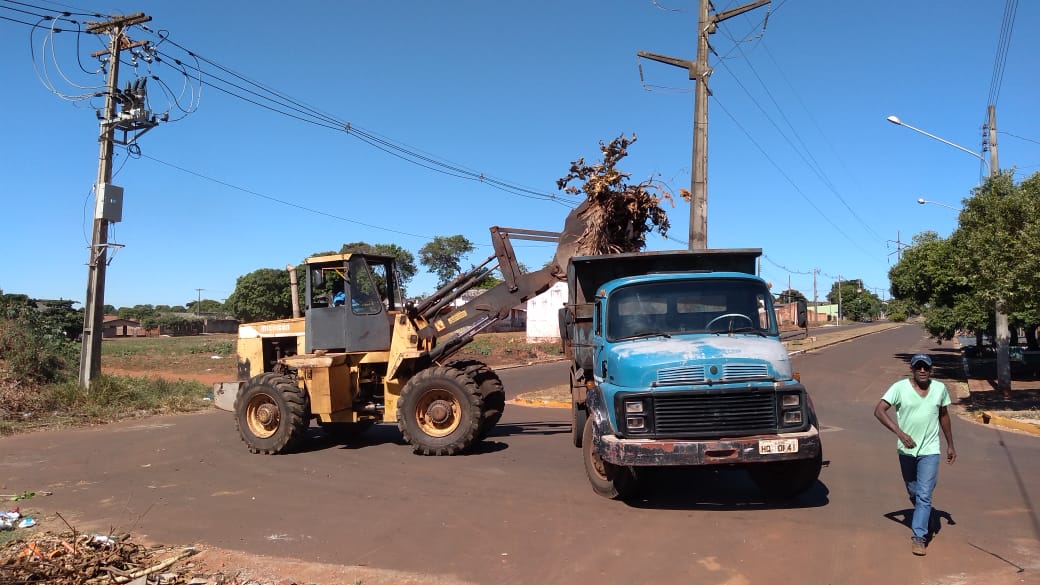 Mutirão de limpeza é executado no bairro Odércio de Matos