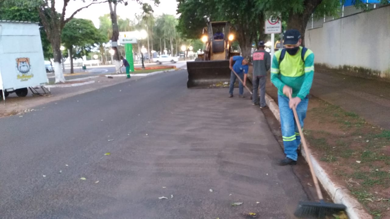 Prefeitura começa limpeza geral de toda a área central de Naviraí Prefeitura começa limpeza geral de toda a área central de Naviraí