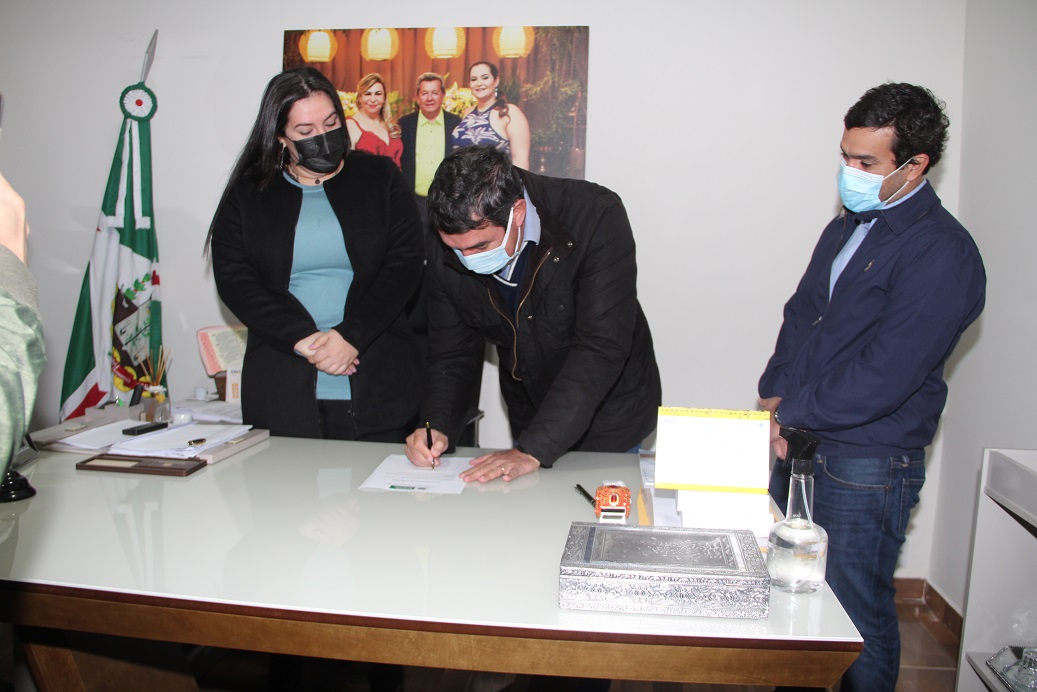 Eduardo Riedel assina R$ 10 milhões em obras para Naviraí