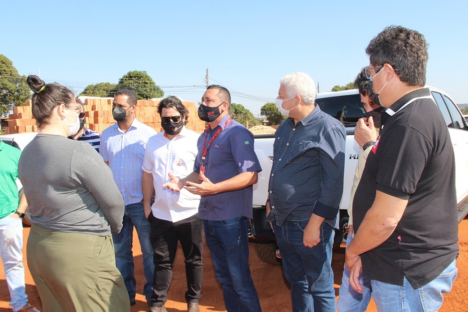 Imagem: Rhaiza Matos, vereadores e Guedes visitam obras do Grupo Petrópolis, 2021 - Assessoria de Imprensa 