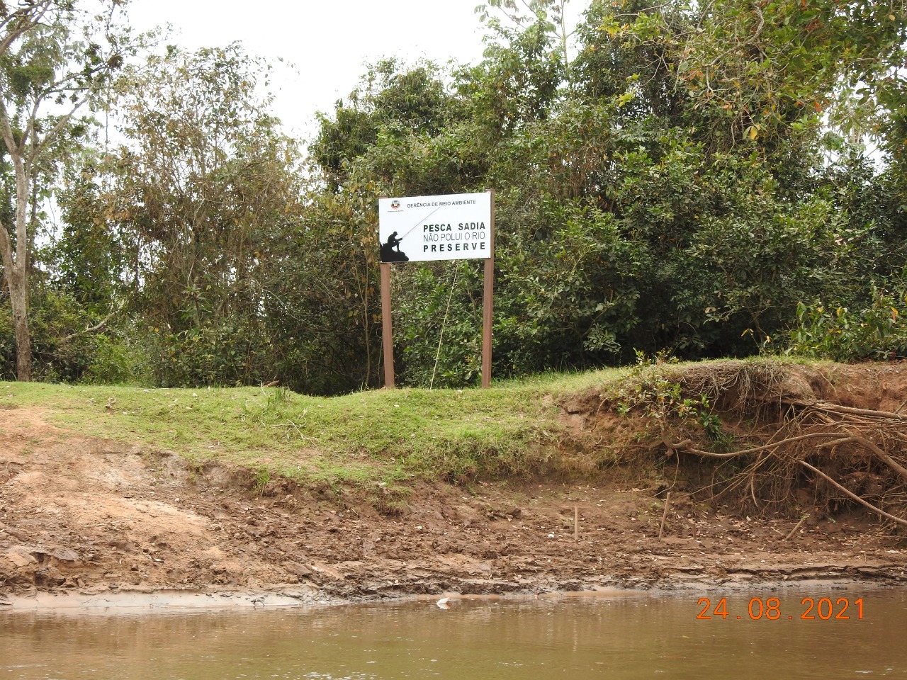 Imagem: Prefeitura e PMA instalam placas educativas às margens do rio Amambai, 2021 - Assessoria de Imprensa